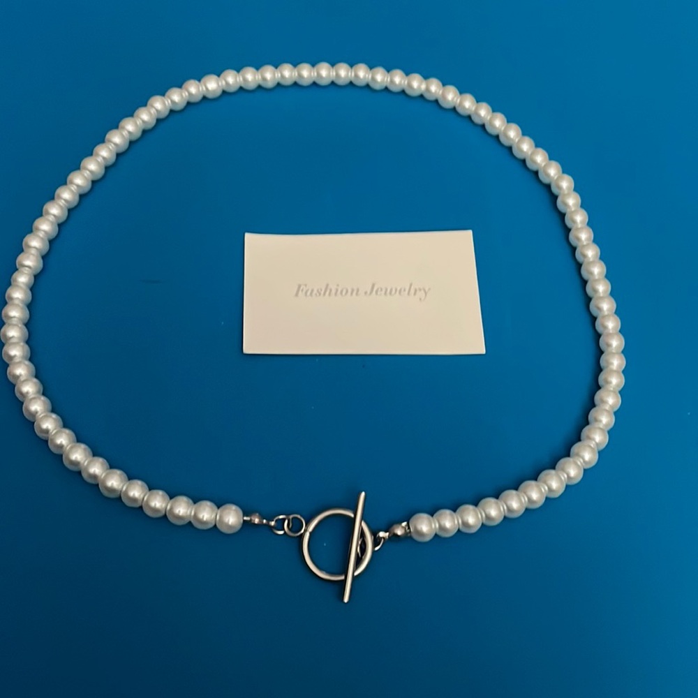 New pearls necklace(Fashion jewelry).18”long.